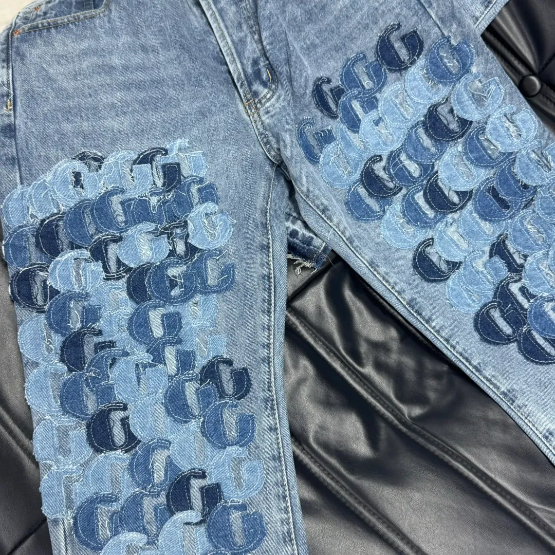 #8062 P286💰 GALLERY DEPT.G letter patch pudding 5001 denim washed and distressed spliced jeans -Original purchase and pattern making to truly restore the ultimate vintage texture -Original hardware accessories, washed and other elevators, QR code analysis are all purchased from the original factory, high degree of restoration, you are welcome to compare with a certain product ~ -Three-dimensional version Loose and comfortable, not picky about the figure, taller and slimmer, factory Seiko, original factory quality control, same style for men and women, can be matched with couples Versatile recommendation: must-have jeans for all seasons Color: blue Size: S-XXL (28-36)